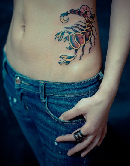 腹部简单潮流的蝎子纹身图案