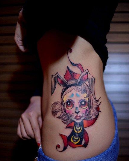 女生侧腰新潮典型的兔女郎纹身图案