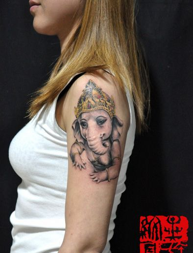 一款女孩子手臂象神纹身图案