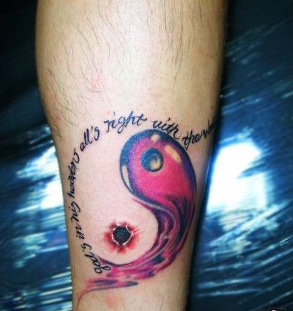 腿部另类的八卦与字母纹身图案