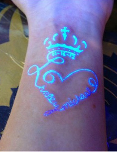 时尚达人的选择:绚丽的荧光纹身