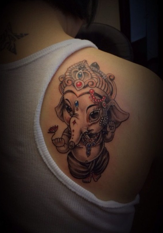 背部彩色可爱的象神纹身