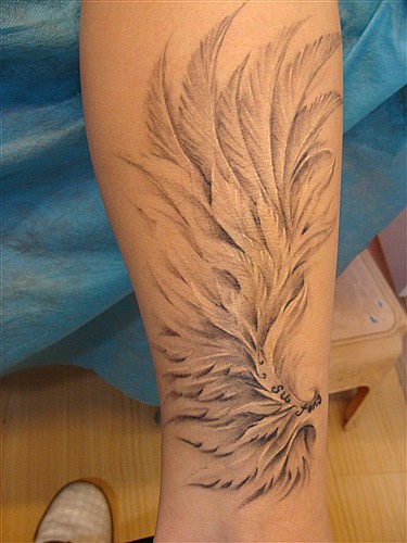 经典时尚腿部翅膀纹身图案