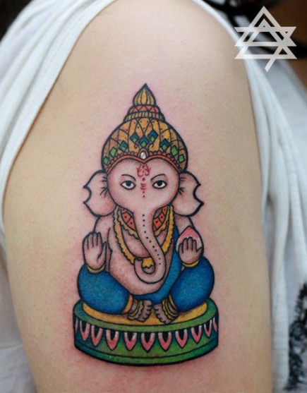 手臂可爱潮流的小象神纹身图案