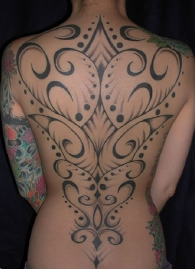 美女后背心形蝴蝶叠加纹身图案大全