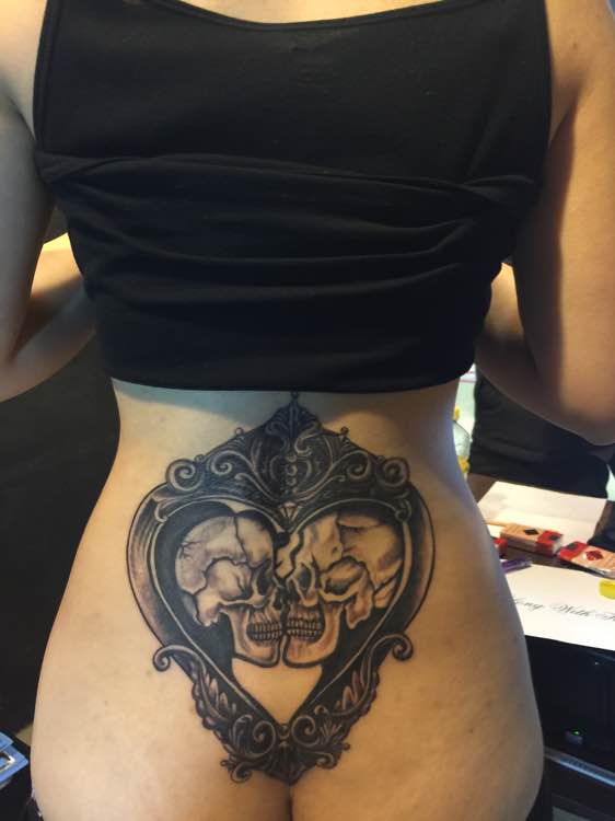 女性后腰骷髅纹身图案