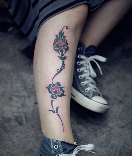 腿部蜿蜒梵花纹身图案