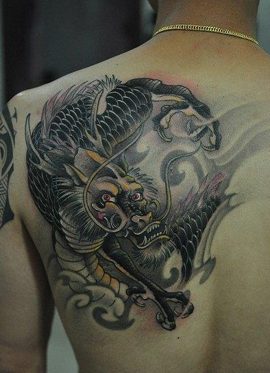 男性背部麒麟纹身