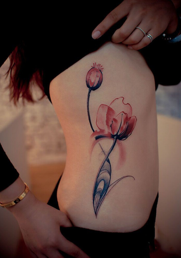 纤腰水墨花朵流行纹身图案