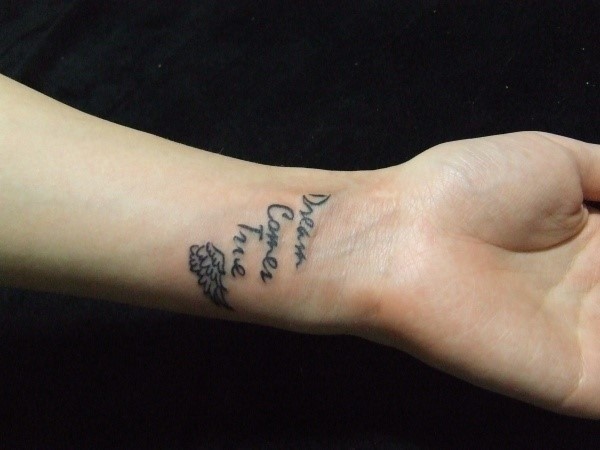 女生手腕英文字母翅膀纹身图案