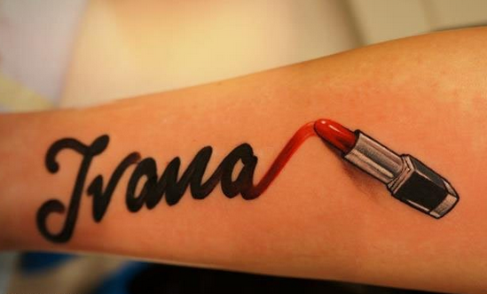 小臂上口红书写字母纹身图案