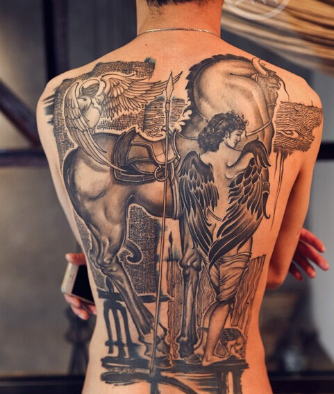 男性满背天使战马纹身