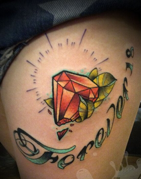 女性腿部个性彩色钻石字母纹身图案