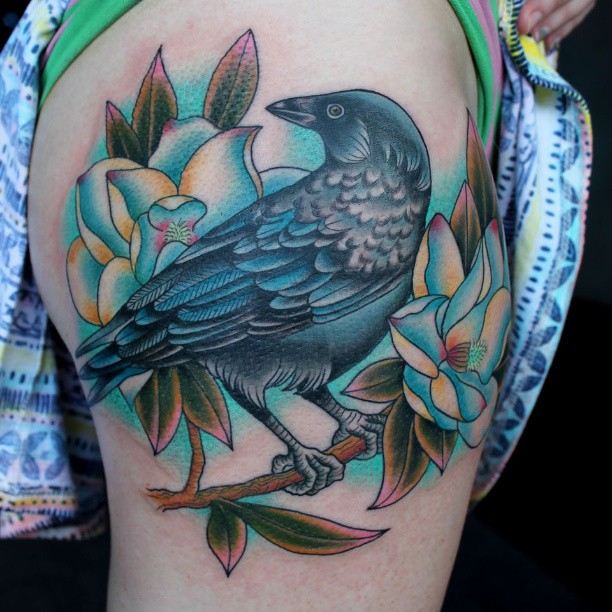 女性大腿乌鸦纹身图案