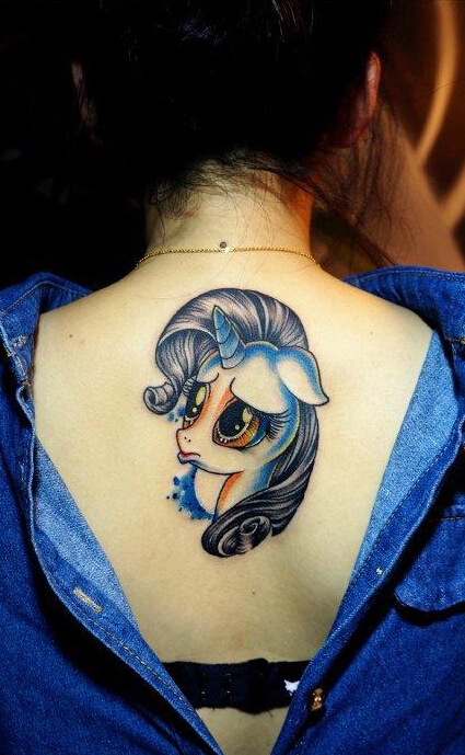 女生后背很萌的独角兽纹身图案