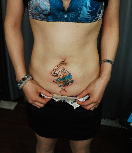 鲜艳夺目莲花遮盖疤痕纹身图案