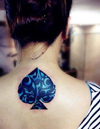 靓女后脖子风尚好看的图腾黑桃纹身图案