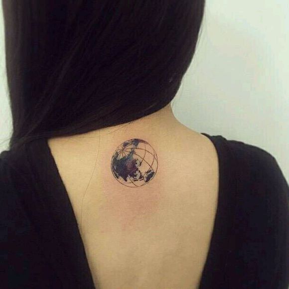 女生背部地球纹身图案