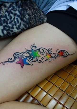 美女性感大腿上的彩色五角星纹身图案