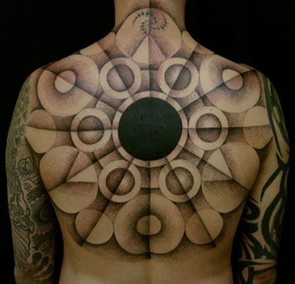 后背上奇异的图腾纹身图案大全