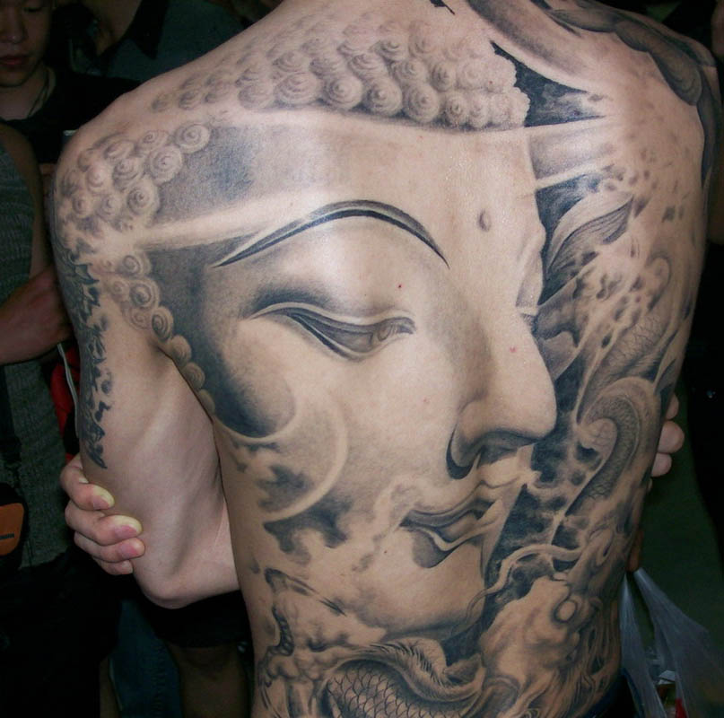 遍布后背手臂的佛像图