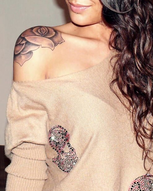 美女肩部的玫瑰花纹身