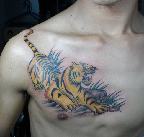 胸前凶猛的下山虎纹身图案