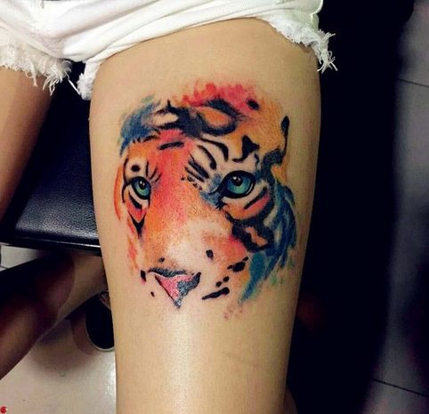 女生大腿彩色虎头纹身图案