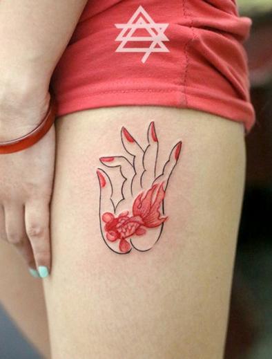 美女腿漂亮的佛手与小金鱼纹身图案