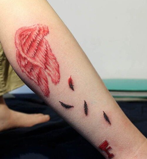腿部红色的翅膀纹身图案