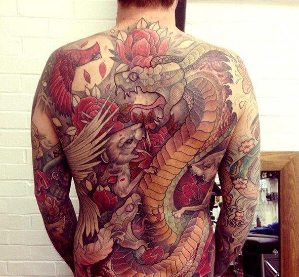 满背独特蛇纹身图案