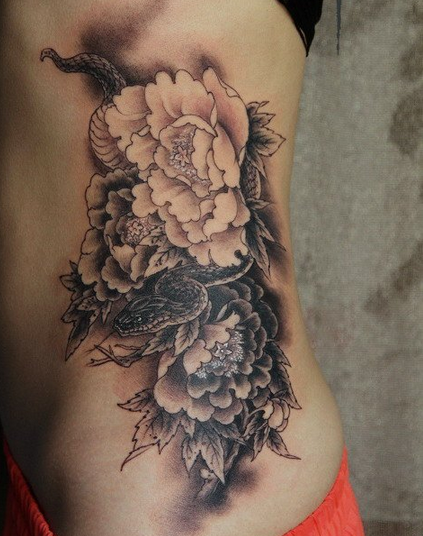 黑白色蛇与牡丹纹身图案