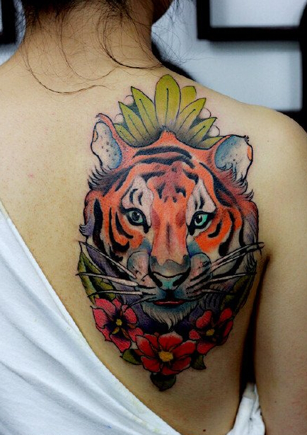 背部彩色老虎纹身图案