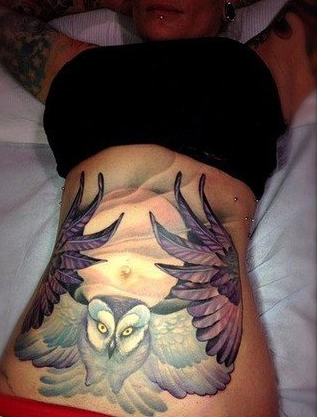 腹部的猫头鹰纹身图案