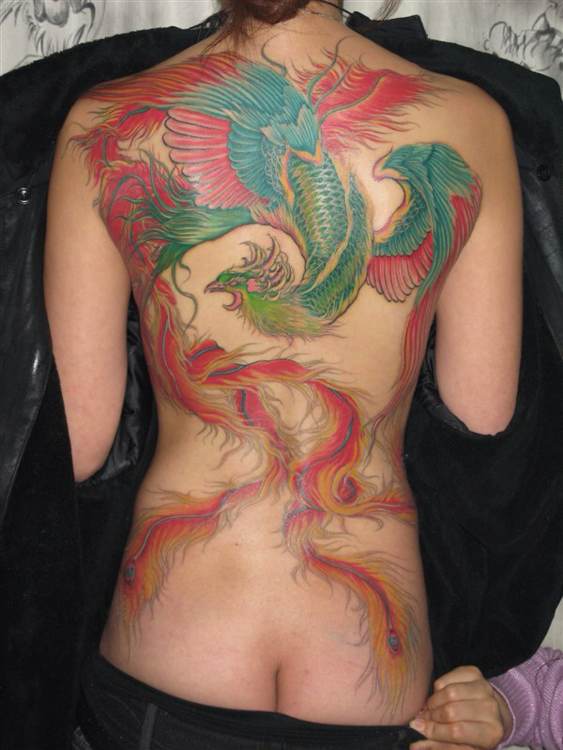 满背飞翔的凤凰纹身