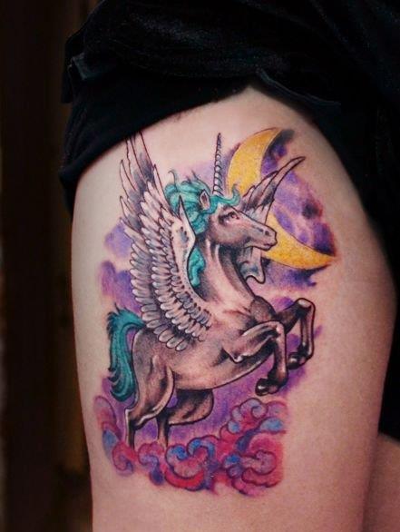 女生腿部精致的独角兽纹身图案