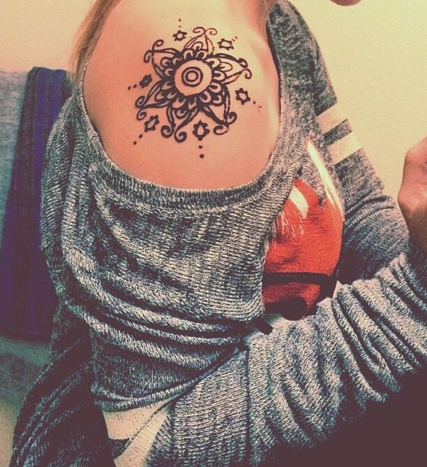 肩膀上的梵花纹身图案