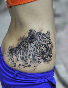 美女腰部黑白豹子纹身图案