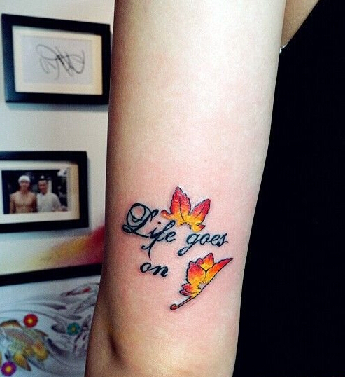 英文与枫叶唯美手臂纹身