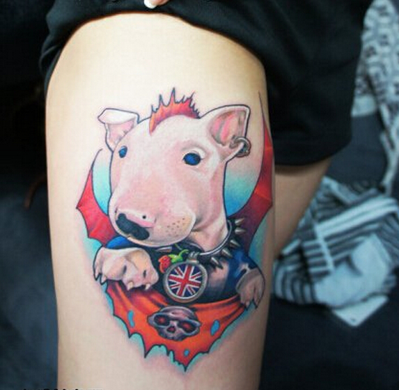 女性腿部彩色小牛头梗纹身图案