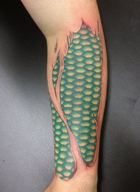 个性的小臂撕皮刺青作品