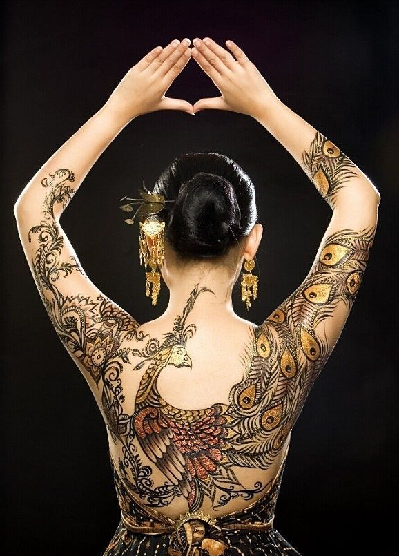 时尚女子满背好看的凤凰图案