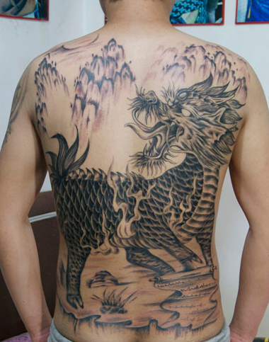 后背超炫的神兽麒麟纹身图