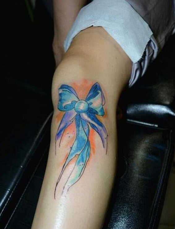 膝盖上个性彩色蝴蝶结纹身图案