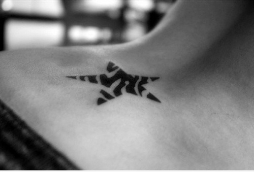 肩部黑白大星星个性纹身