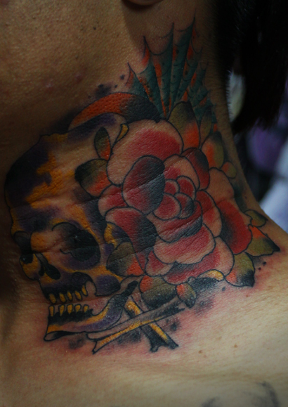 颈部骷髅和花纹身图案