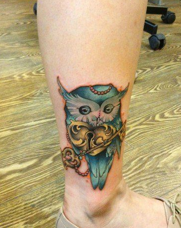 女生腿部时尚潮流的猫头鹰爱心锁钥匙纹身图案