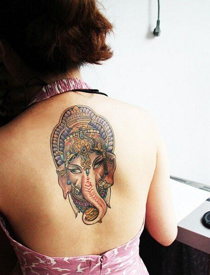 女性背部象神纹身图案