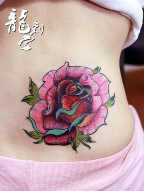 腰部美丽可爱大花艳丽纹身图案