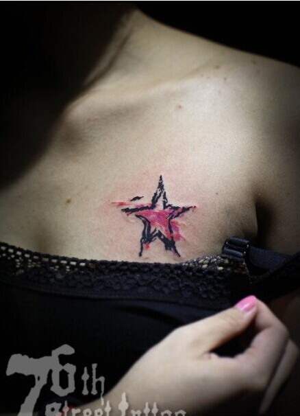 胸部好看的五角星纹身图案